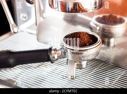 Kaffee mahlen in Gruppe mit Kaffeemaschine mit Vintage-Stil, Fotoarchiv Stockfoto