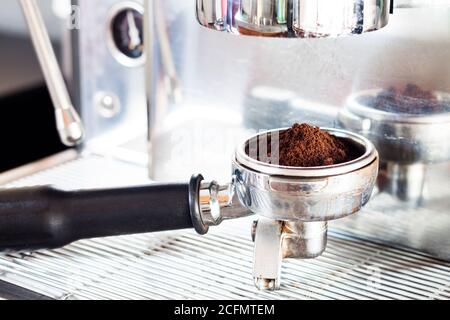 Kaffee zu mahlen in Gruppe mit Kaffeemaschine, Fotoarchiv Stockfoto