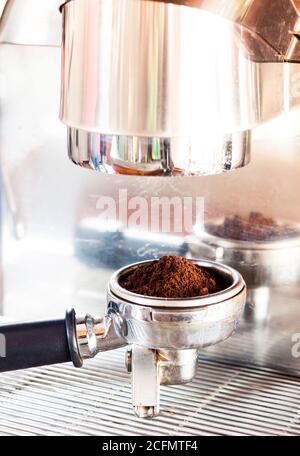 Kaffee mahlen in Gruppe mit Kaffeemaschine mit Vintage-Stil, Fotoarchiv Stockfoto