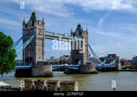 Tower Bridge, London, vom Tower of London aus gesehen Stockfoto