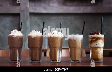 Fünf verschiedene Arten von Eiskaffee in Coffee-shop Stockfoto