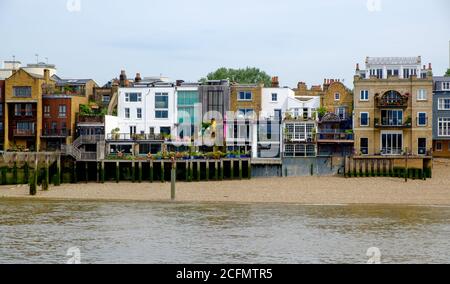 Eine Reihe von Terrassen mit Blick auf die Themse, darunter der berühmte Grapes Pub, in dem einst der Autor Charles Dickens zu Hause war. Limehouse, London, Großbritannien Stockfoto