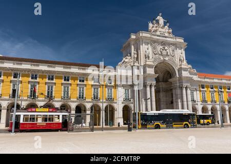 Schöne Aussicht auf alte historische elektrische Straßenbahn und Gebäude im Zentrum von Lissabon, Portugal Stockfoto