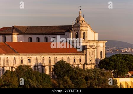 Wunderschöne Aussicht auf das alte historische Kirchengebäude im Zentrum von Lissabon, Portugal Stockfoto