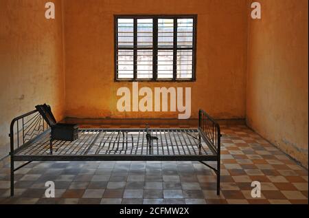 Innenraum eines Folterraums in Tuol Sleng, auch bekannt als S 21 in der Zeit der Roten Khmer, Phnom Penh, Kambodscha. Stockfoto