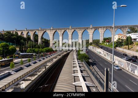 Schöne Aussicht auf das alte historische große Aquädukt im Zentrum von Lissabon, Portugal Stockfoto