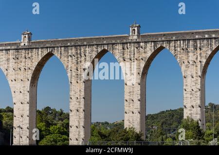Schöne Aussicht auf das alte historische große Aquädukt im Zentrum von Lissabon, Portugal Stockfoto