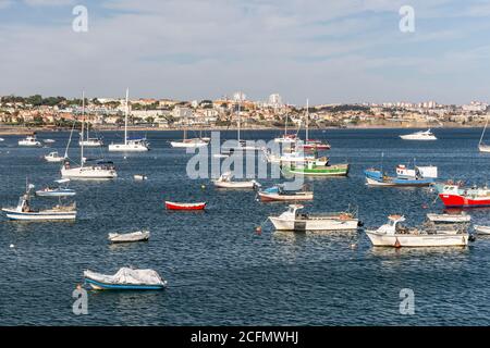 Boote und Meer in Cascais, in der Nähe von Lissabon, Portugal Stockfoto