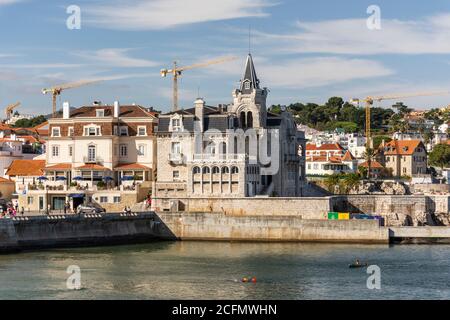 Gebäude und Häuser am Meer in Cascais, in der Nähe von Lissabon, Portugal Stockfoto