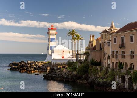 Schöne Aussicht auf den Leuchtturm am Meer in Cascais, in der Nähe von Lissabon, Portugal Stockfoto