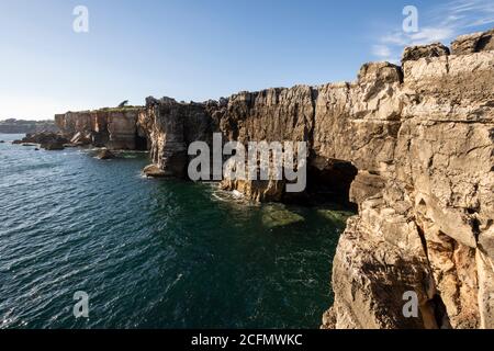 Schöne Aussicht auf die felsigen Klippen des Ozeans in Cascais, in der Nähe von Lissabon, Portugal Stockfoto