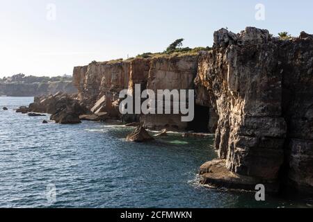 Schöne Aussicht auf die felsigen Klippen des Ozeans in Cascais, in der Nähe von Lissabon, Portugal Stockfoto