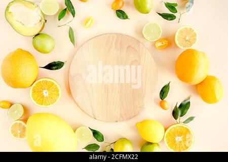 Brillengestell und sommerliche tropische Früchte: Orange, Zitrone, Limette, Mango auf gelbem Hintergrund. Food-Konzept. Flat Lay, Draufsicht Stockfoto