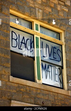 Black Lives Matter Slogan in schwarzem Band auf einem Fenster im Obergeschoss geschrieben. Stockfoto