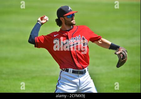 Atlanta, GA, USA. September 2020. Braves Shortstop Dansby Swanson erwärmt sich vor dem Start des vierten Innings eines MLB-Spiels gegen die Nationals im Truist Park in Atlanta, GA. Austin McAfee/CSM/Alamy Live News Stockfoto