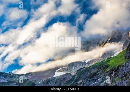 Mix-up Peak in dramatischen Morgenwolken von der Nähe des Trailhead zum Cascade Pass, North Cascades National Park, Washington State, USA Stockfoto