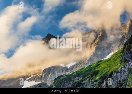 Mix-up Peak in dramatischen Morgenwolken von der Nähe des Trailhead zum Cascade Pass, North Cascades National Park, Washington State, USA Stockfoto