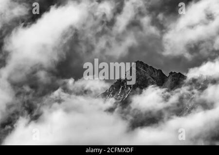 Mix-up Peak in dramatischen Morgenwolken von der Nähe des Trailhead zum Cascade Pass, North Cascades National Park, Washington State, USA Stockfoto