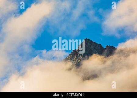 Mix-up Peak in dramatischen Morgenwolken von der Nähe des Trailhead zum Cascade Pass, North Cascades National Park, Washington State, USA Stockfoto