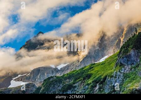 Mix-up Peak in dramatischen Morgenwolken von der Nähe des Trailhead zum Cascade Pass, North Cascades National Park, Washington State, USA Stockfoto