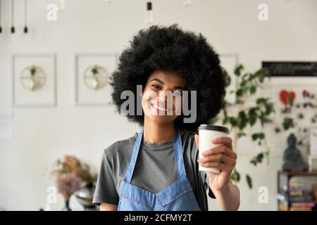 Happy African junge Frau Café Mitarbeiter hält Kaffee Tasse, Porträt. Stockfoto