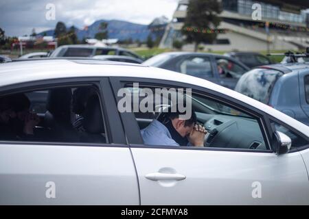 Bogota, Kolumbien. September 2020. Ein Mensch betet in seinem Auto im Auto auf der Rennbahn Los Andes in der Stadt BogotÃ¡.aufgrund der Pandemie konnten die Kirchen nicht wieder geöffnet werden. In den kommenden Wochen wird die kolumbianische Regierung die Piloten für die Eröffnung genehmigen. Quelle: Daniel Garzon Herazo/ZUMA Wire/Alamy Live News Stockfoto