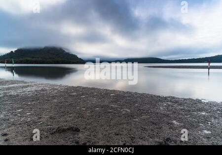 Ein nebliger Start in den Tag mit Wolken über dem Fluss und Inseln in Mooney Mooney am Hawkesbury River, Central Coast, NSW, Australien Stockfoto