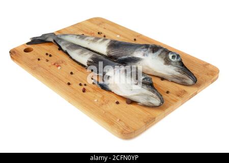 Frischer roher Makrele-Eisfisch auf Holzschneidebrett Isoliert auf weißem Hintergrund Stockfoto