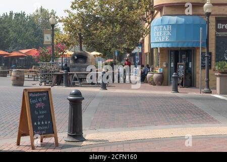 Winters, California, USA, 6. September 2020. Die Hauptstraße dieser Stadt wurde in ein offenes Restaurant verwandelt, doch um 13 Uhr am Labor Day sonntag gibt es sehr wenige Kunden. Die Hitze, der Rauch von Waldbränden und die Pandemien haben abschreckende Kunden weg. Stockfoto