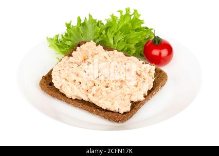 Geräucherter Lachs und Weichkäse verteilen Fischpastete Sandwich auf Platte isoliert auf weißem Hintergrund Stockfoto