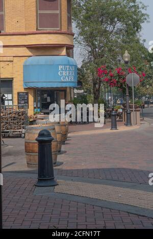 Winters, California, USA, 6. September 2020. Die Hauptstraße dieser Stadt wurde in ein offenes Restaurant verwandelt, doch um 13 Uhr am Labor Day sonntag gibt es sehr wenige Kunden. Die Hitze, der Rauch von Waldbränden und die Pandemien haben abschreckende Kunden weg. Stockfoto