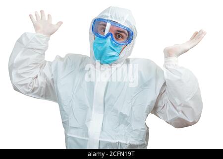 Überrascht Male Arzt mit Händen nach oben tragen weißen Schutzanzug Und Maske auf weißem Hintergrund isoliert Stockfoto