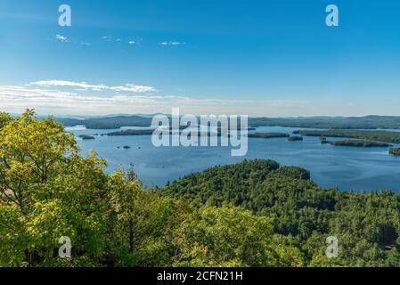 Toller Blick auf den Squam See vom West Rattlesnake Mountain NH Stockfoto