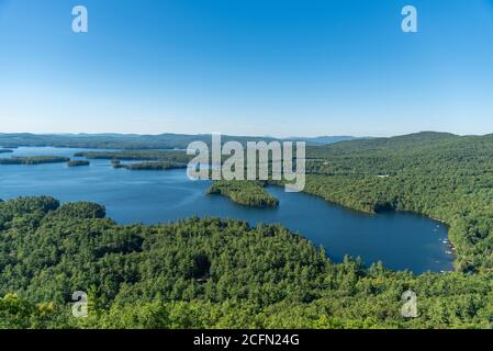 Toller Blick auf den Squam See vom West Rattlesnake Mountain NH Stockfoto