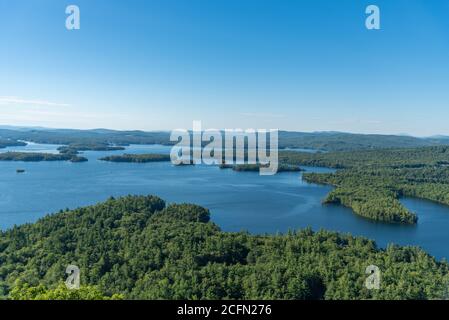 Toller Blick auf den Squam See vom West Rattlesnake Mountain NH Stockfoto