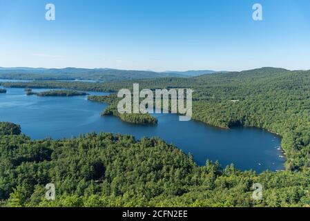 Toller Blick auf den Squam See vom West Rattlesnake Mountain NH Stockfoto