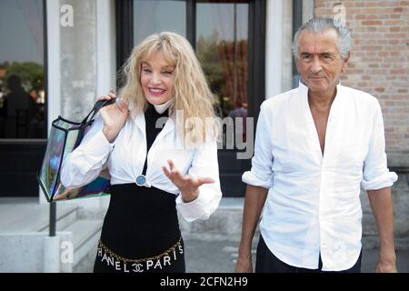 Arielle Dombasle, Bernard-Henri Levy, 77. Filmfestival Venedig in Venedig, Italien am 06. September 2020. Foto von Ron Crusow/imageSPACE/MediaPunch Stockfoto