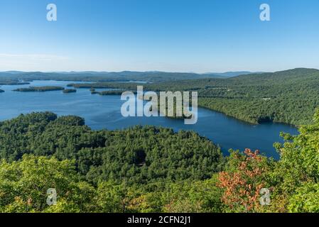 Toller Blick auf den Squam See vom West Rattlesnake Mountain NH Stockfoto