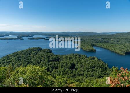 Toller Blick auf den Squam See vom West Rattlesnake Mountain NH Stockfoto