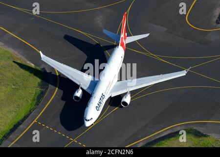 Qantas Airways Airbus A330 Luftaufnahme. Flugzeuge von Qantas und Taxiway-Linien am Sydney Airport, Australien. Stockfoto