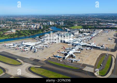 Sydney Airport Luftaufnahme mit internationalen Passagieren Terminal 1 besetzt mit internationalen Flügen. Flugzeug am Sydney Airport in Australien geparkt. Stockfoto
