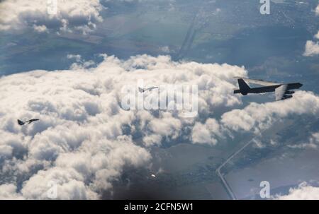 Eine US-amerikanische B-52H-Stratofortress-Maschine, die dem 5th Bomb Wing, Minot Air Force Base, North Dakota, zugewiesen wurde, integriert sich mit der Ukraine SU-27 's für eine Bomber Task Force Europe Mission, 4. September 2020. Operationen und Engagements mit unseren Verbündeten und Partnern zeigen und stärken unser gemeinsames Engagement für globale Sicherheit und Stabilität. (USA Luftwaffe Foto von Senior Airman Xavier Navarro) Stockfoto