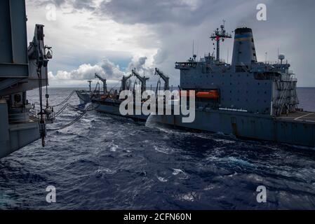 200905-N-ML137-1049 PHILIPPINISCHES MEER (SEPT 5, 2020) Flottennachfüller USNS John Ericsson (T-AO 194) dampft neben dem einzigen forward-depoined Flugzeugträger USS Ronald Reagan (CVN 76) der Marine während eines replenishment-at-Sea. Ronald Reagan, das Flaggschiff der Carrier Strike Group 5, bietet eine kampfbereite Kraft, die die Vereinigten Staaten schützt und verteidigt, sowie die kollektiven maritimen Interessen ihrer Verbündeten und Partner in der Indo-Pazifik-Region. (USA Navy Foto von Mass Communication Specialist 2nd Class Samantha Jetzer) Stockfoto