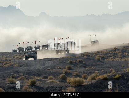 Eine Gruppe von Beobachtertrainern/Trainern, die der Operations Group, National Training Center, zugewiesen sind, operieren im Trainingsbereich zur Unterstützung des 1. Stryker Brigade Combat Team, 4. Infanterie Division, Rotation 20-09 in Fort Irwin, Kalifornien, 26. August 2020. Die 1. SBCT war die erste aktive Brigade Kampfmannschaft, die eine Rotation zum Nationalen Ausbildungszentrum seit COVID-19 vorübergehend ausgesetzt Training dort durchzuführen. (USA Armee Foto von SPC. Ashton Leer) Stockfoto