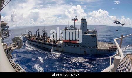 200905-N-DL524-1064 PHILIPPINE SEA (SEPT 5, 2020) der einzige Vorwärtsflugträger der Marine USS Ronald Reagan (CVN 76) dampft neben dem Flottennachschuböler USNS John Ericsson (T-AO 194) als MH-60S Seahawk, der an den Golden Falcons of Helicopter Sea Combat Squadron (HSC) 12 befestigt ist, während einer Nachfüllung auf See. Ronald Reagan, das Flaggschiff der Carrier Strike Group 5, bietet eine kampfbereite Kraft, die die Vereinigten Staaten schützt und verteidigt, sowie die kollektiven maritimen Interessen ihrer Verbündeten und Partner in der Indo-Pazifik-Region. (USA Navy Foto von Mass Stockfoto