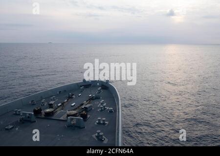 LUZON-STRASSE (Sept 05, 2020) - das amphibische Transportschiff USS New Orleans (LPD 18) durchreist die Luzon-Straße mit dem amphibischen Sturmschiff USS America (LHA 6) am Horizont. New Orleans, Teil der America Amphibious Ready Group, die zusammen mit der 31. Marine Expeditionary Unit dem Amphibious Squadron 11 zugewiesen wurde, Ist im Verantwortungsbereich der 7. Flotte der USA tätig, um die Interoperabilität mit Verbündeten und Partnern zu verbessern und als einsatzbereite Einsatztruppe für Frieden und Stabilität in der Indo-Pazifik-Region zu dienen. (USA Navy Foto von Mass Communication Specialist 2nd Class Kelby San Stockfoto