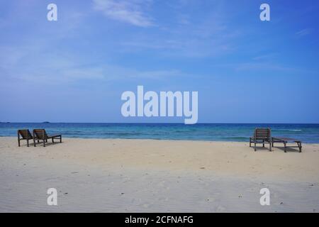 Bänke am Strand der tioman Insel. Die Insel Tioman liegt vor der Ostküste der Halbinsel Malaysia, im Südchinesischen Meer. Stockfoto