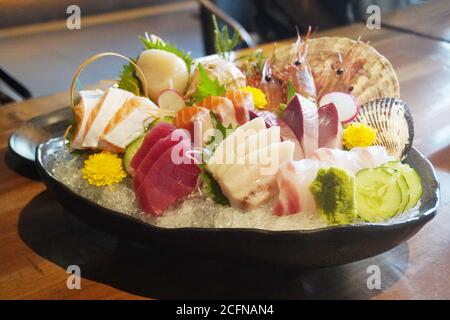 Sashimi ist eine japanische Delikatesse, die aus frischem rohem Fisch oder Fleisch besteht, das in dünne Stücke geschnitten und oft mit Sojasauce gegessen wird. Stockfoto