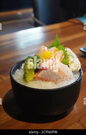 Sashimi ist eine japanische Delikatesse, die aus frischem rohem Fisch oder Fleisch besteht, das in dünne Stücke geschnitten und oft mit Sojasauce gegessen wird. Stockfoto