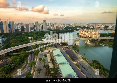 Singapur - Dez 27 2015 : Stadtbild aus einer Höhe vom Singapore Flyer am Abend ist der wunderschöne goldene Himmel, der Blick auf das Stadtzentrum, p Stockfoto